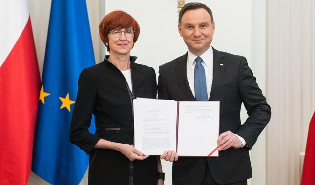 Prezydent Andrzej Duda podpisał ustawę "Rodzina 500 plus". Na zdjęciu z minister Rafalską