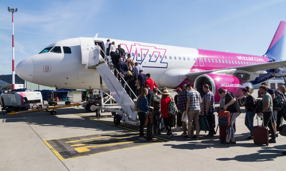 WizzAir anulował 80 tys. biletów przez &quot;błąd cenowy&quot;. Jak dostać odszkodowanie?