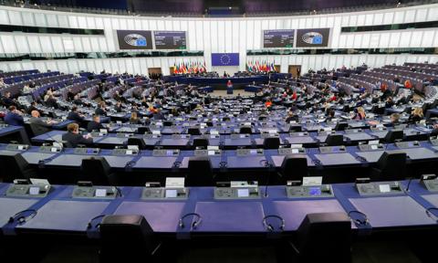 PE uchyla immunitety zamieszanym w skandal korupcyjny