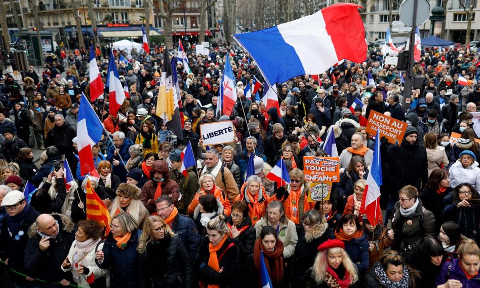 Francuzi demonstrują przeciwko paszportom szczepionkowym