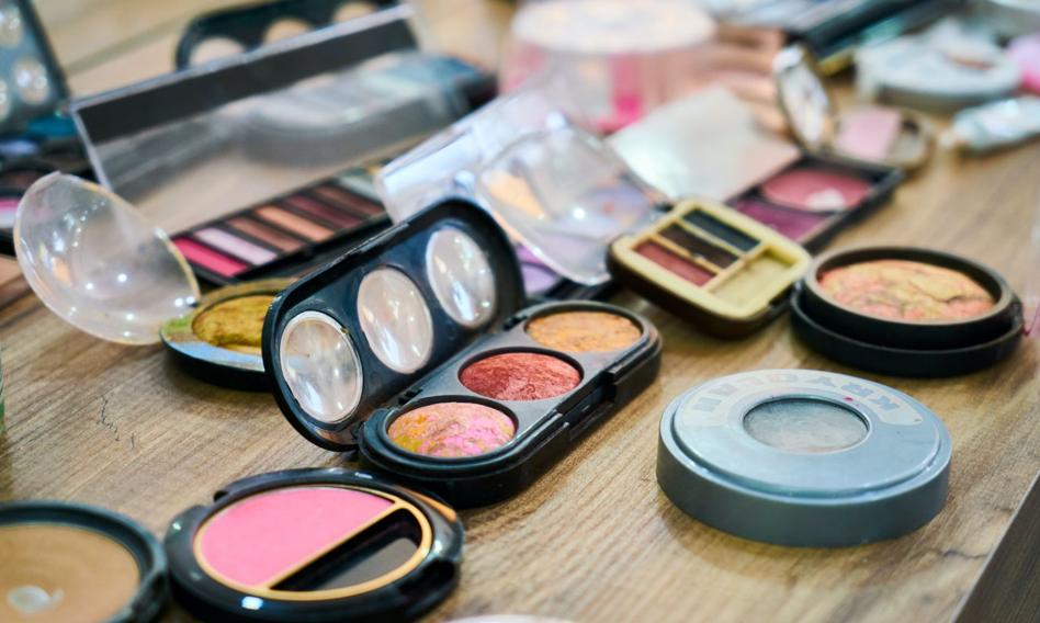 Mikroplastik w większości kosmetyków do makijażu; może być połykany. Raport Greenpeace