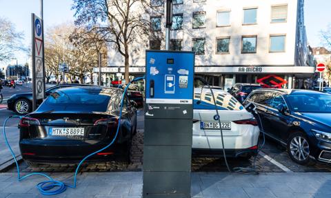 Elektryczna rewolucja za Odrą. Już co trzeci nowy samochód to elektryk