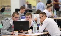 Juniorzy znikają, seniorzy drożeją. AI wywróciła rynek pracy w IT