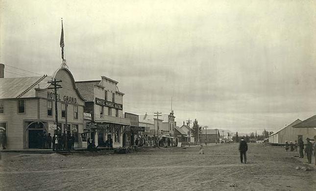 Grand Hotel, White Horse Hotel, Arctic Restaurant i Hotel Commercial w kanadyjskim mieście Whitehorse. Źródło: Wilhelm Hester Photographs Collection