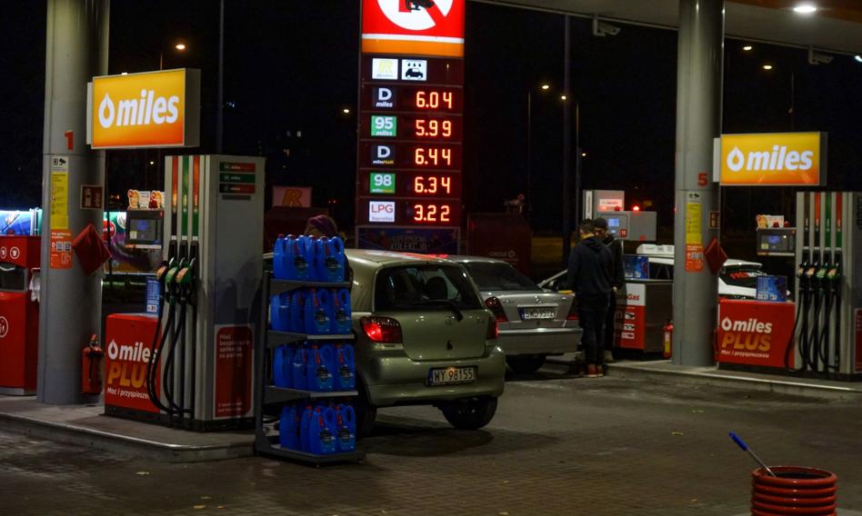 Analitycy: Ceny paliw mogą spaść bez rządowej interwencji