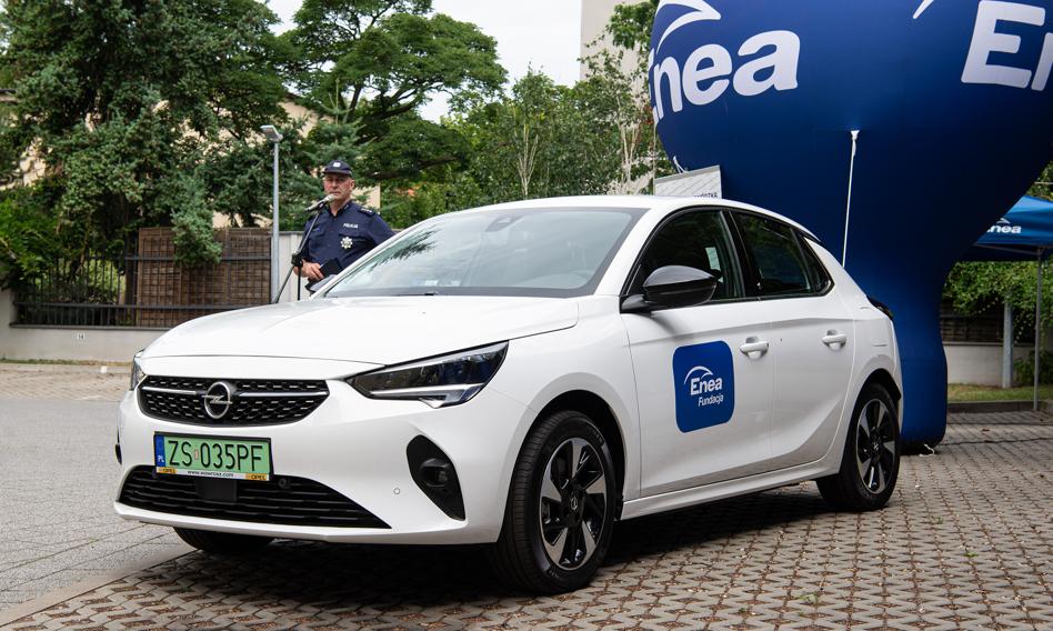 Nowy elektryczny radiowóz dla poznańskiej policji podarowany przez Eneę