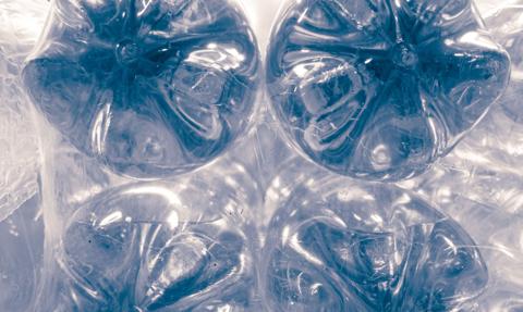 Zero plastiku, zero kaucji. Podjeżdżają autami, żeby tankować za grosze