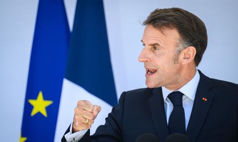 Groźba ataków i historyczne ceny paliw. Macron ostrzega Putina i zwołuje szczyt G7