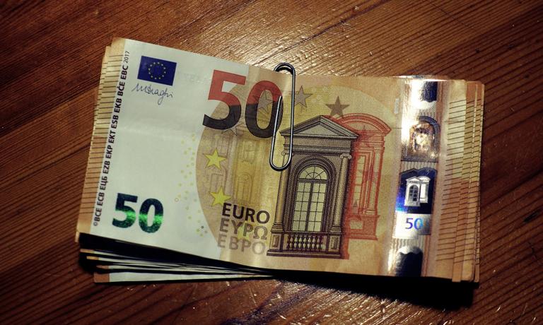Kurz eura bojuje s trendovou linií.  švýcarský frank pod 4,70 PLN