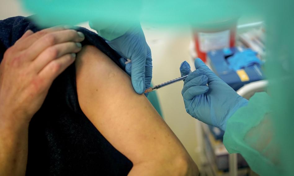 CDC: trzecia dawka szczepionki Moderny lub Pfizera oferuje silną ochronę przeciwko wariantowi omikron