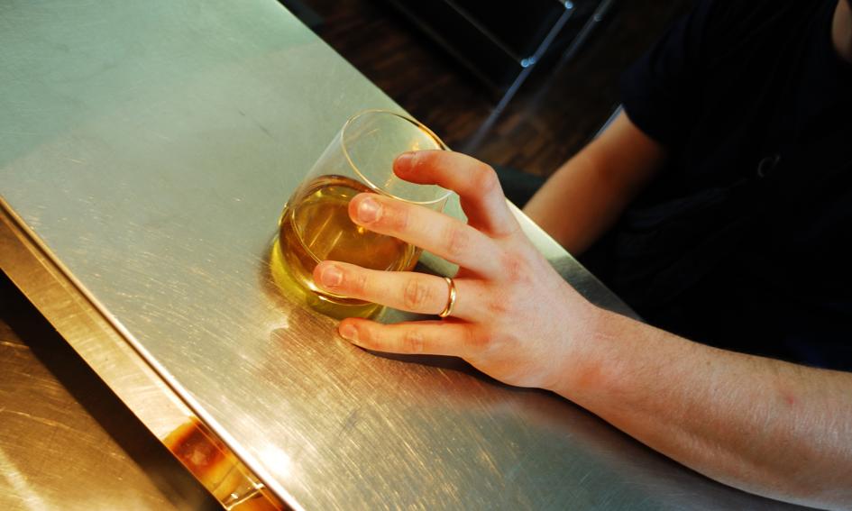 Eksperci: Sztuczna inteligencja może wspomóc leczenie uzależnienia od alkoholu