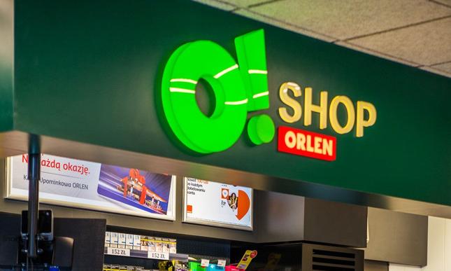 Orlen to z kolei zdecydowany lider polskiego rynku paliwowego. Obecnie posiada 1758 stacji, na 150 z nich znajdują się sklepy własne O!Shop