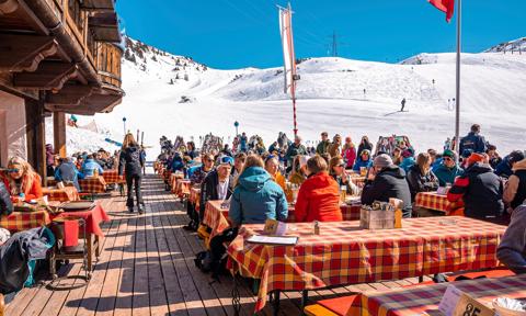 3 tys. euro pensji, darmowy nocleg i piękne widoki. Tam pracownicy są na wagę złota