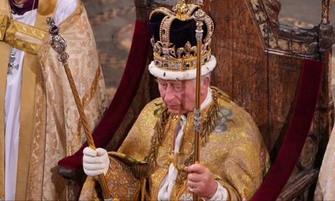 Większość Brytyjczyków popiera monarchię i dobrze ocenia Karola III
