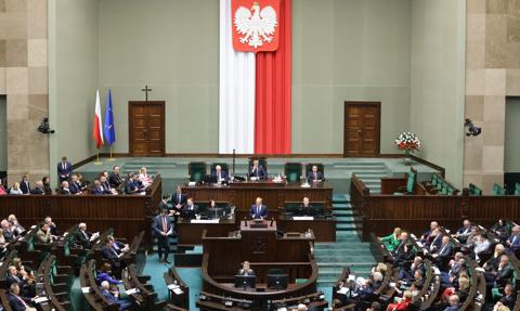 Czy partia Razem przełamie powyborczy klincz? Najnowszy sondaż wskazuje na czarnego konia