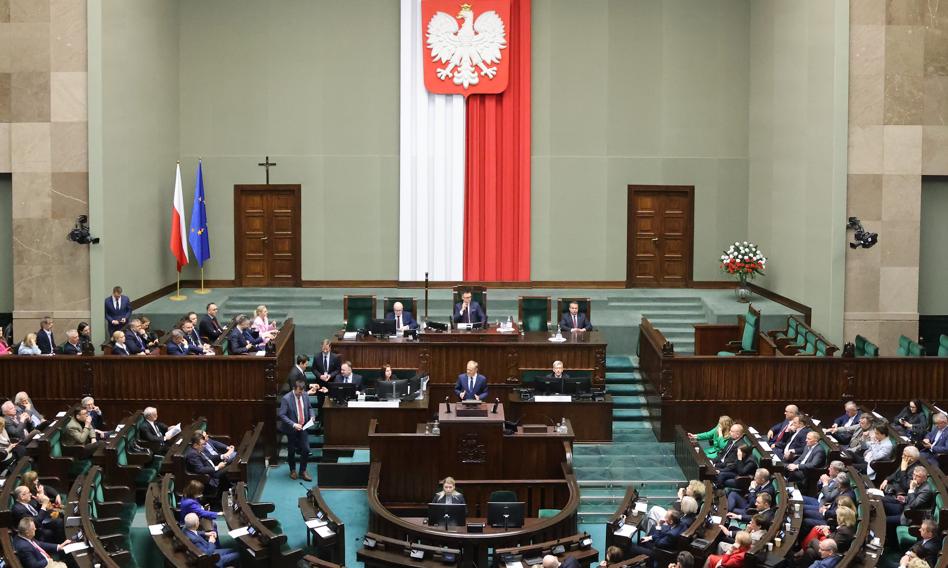 Czy partia Razem przełamie powyborczy klincz? Najnowszy sondaż wskazuje na czarnego konia