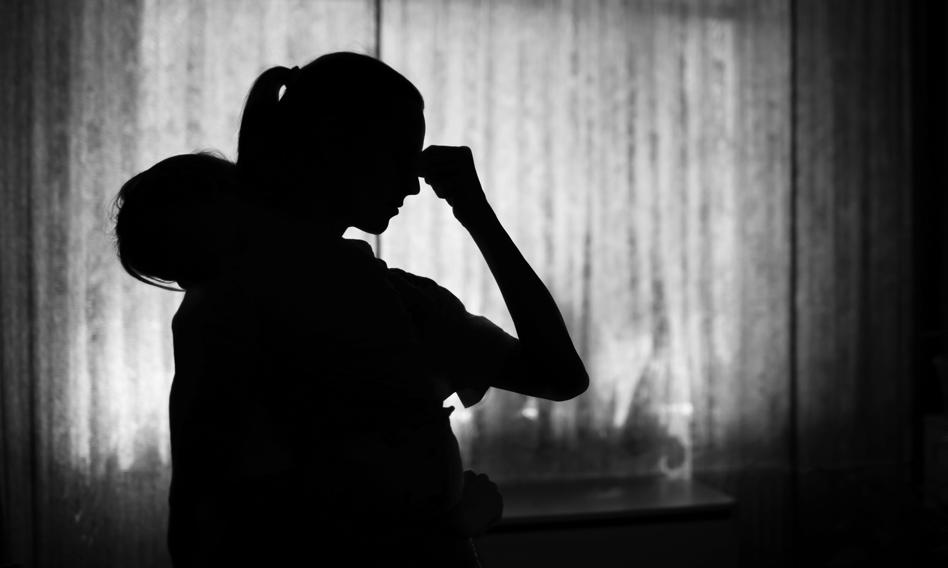Polki płacą karę za macierzyństwo? W okresie "rodzicielskim" zarobki mężczyzn rosną szybciej niż kobiet