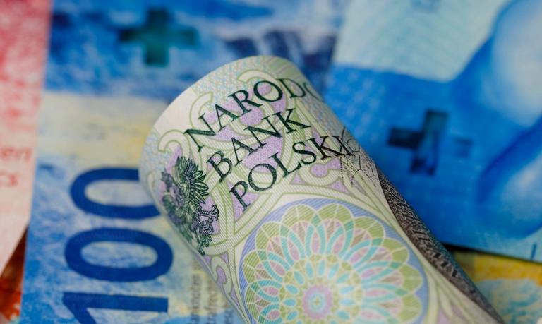 Rychlé znehodnocení zlotého.  Směnné kurzy eura, franku a libry prudce rostou