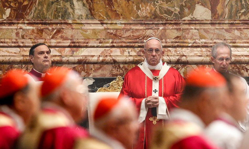 Papież obniżył pensje kardynałów i zwierzchników urzędów