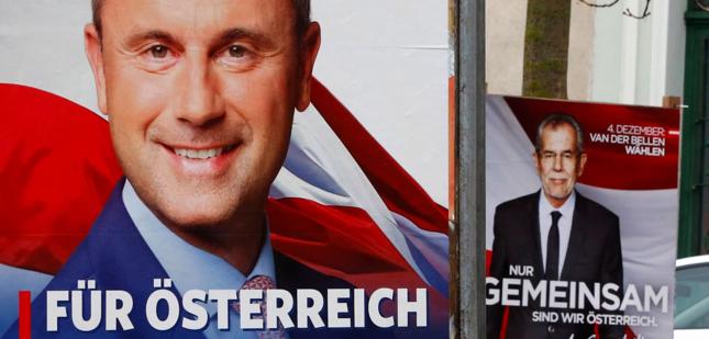 Norbert Hofer i Alexander Van der Bellen na plakatach wyborczych