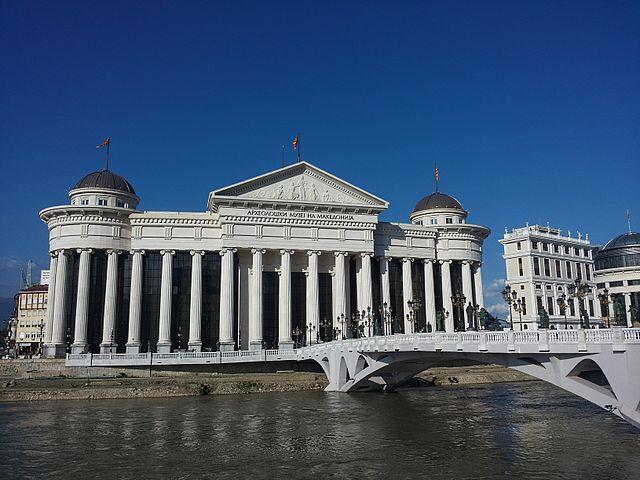 Muzeum Archeologiczne - jeden z najważniejszych budynków w nowym centrum Skopje. Ciężko nie dostrzec nawiązań do starożytnej Grecji (choć jakość wykonania woła o pomstę do nieba). Ciężko też nie dostrzec skali. Same cokoły kolumn mają blisko 3 m. Przed muzeum oczywiście wszechobecne pomniki