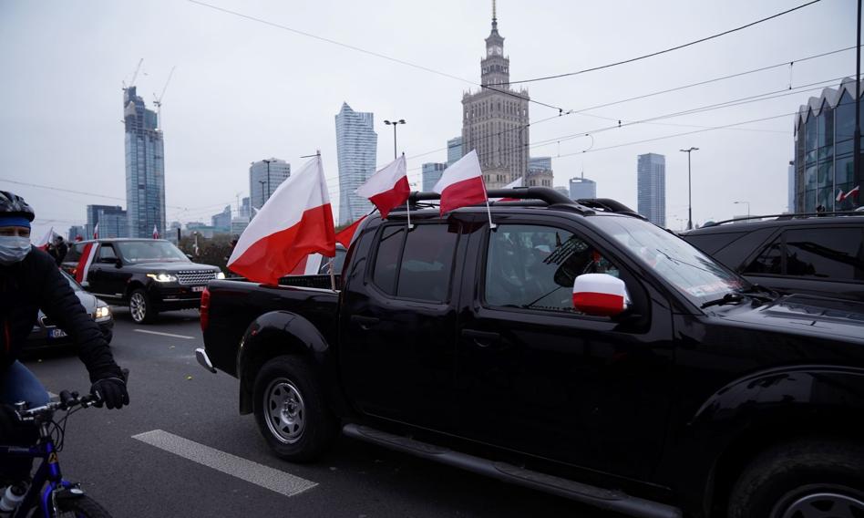 Marsz Niepodległości miał być zmotoryzowany, doszło jednak do pieszych zgromadzeń