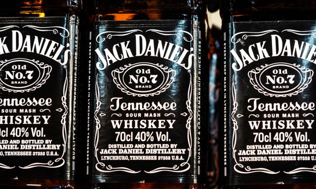 Amerykańska ikona w rękach Francuzów? Trwa walka o producenta Jacka Danielsa