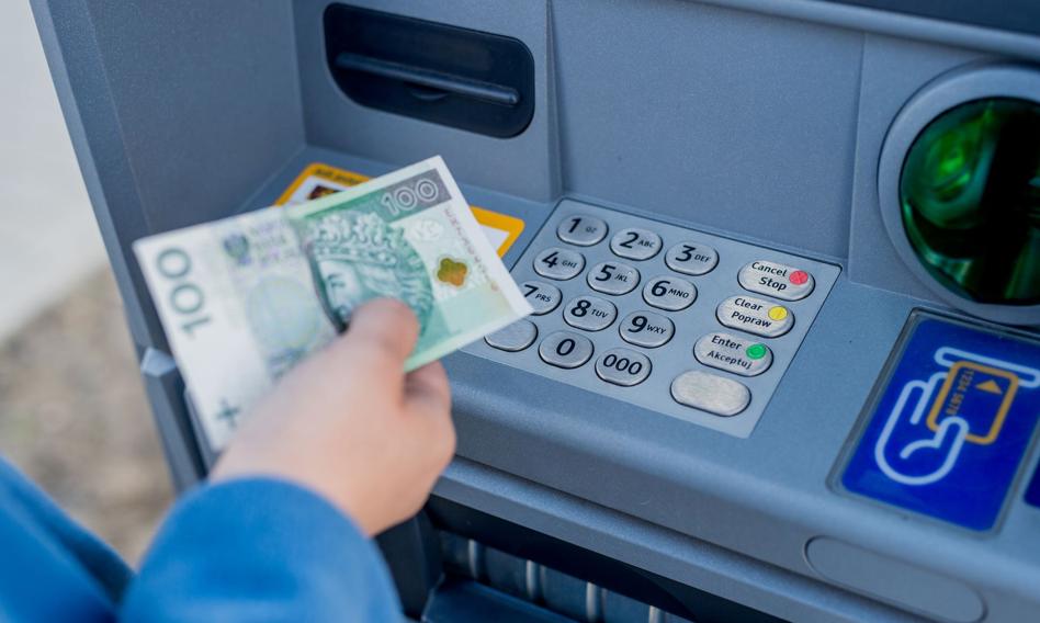 Ile kosztuje wypłata z bankomatu? Czasem nawet kilkaset złotych