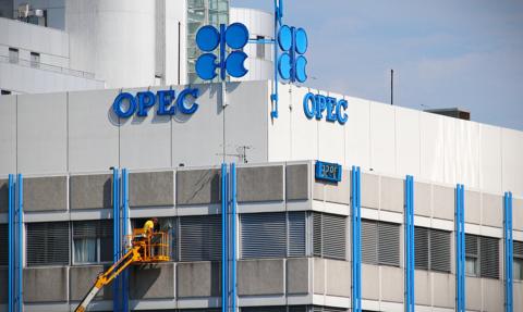 Czy OPEC+ uratuje rsytuację? OPEC+ zwiększa wydobycie, ale rynki drżą