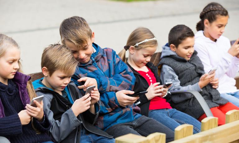 La France veut interdire aux jeunes d’accéder aux réseaux sociaux