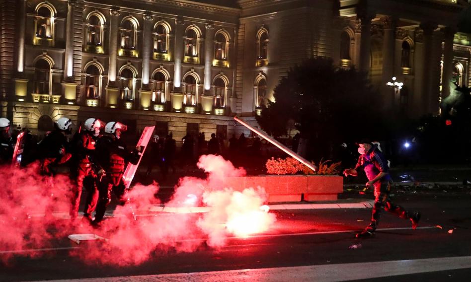 W Belgradzie protestowano przeciwko godzinie policyjnej