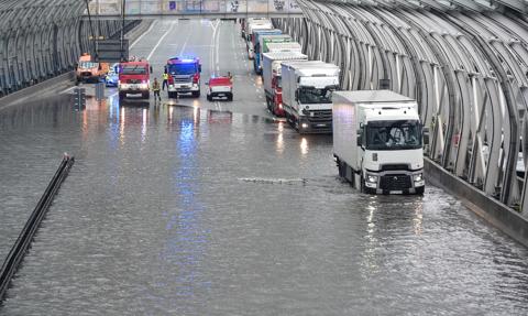 Lepiej zostawić zalane auto w wodzie, niż próbować je uruchomić? Jak się to ma do ubezpieczeń?