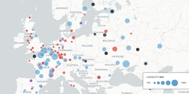 Europejska mapa energetyki jądrowej. Na niebiesko elektrownie działające, na czarno te w budowie, czerwonym kolorem oznaczono zaś zamknięte zakłady