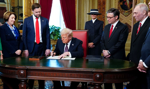 Tajemnicze transakcje na gie艂dzie. Kto zna艂 plany Trumpa, m贸g艂 zarobi膰 miliony