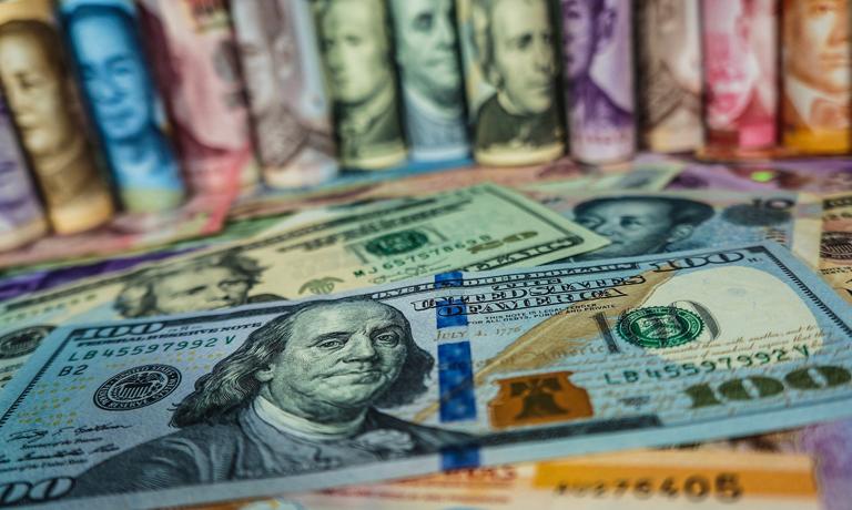 Kurz eura koriguje středeční skok.  Dolar je nejdražší za dva týdny