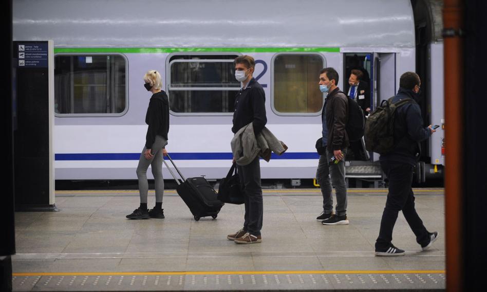 Punktualność pociągów pasażerskich w 2021 roku niższa niż rok wcześniej