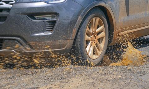 Uwaga na dziury. Opel i Peugeot wzywają auta do serwisów