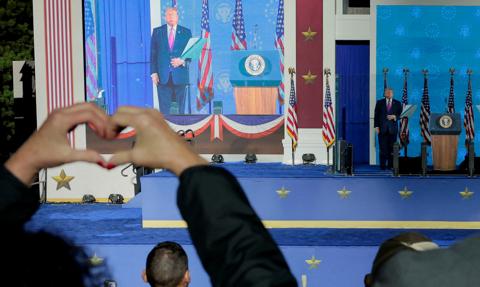USA/ Pomysły na 250. rocznicę niepodległości: paszporty z Trumpem, złote monety i łuk triumfalny