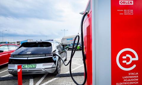 Polacy nie wierzą, że elektryki w ciągu dekady wyprą auta spalinowe