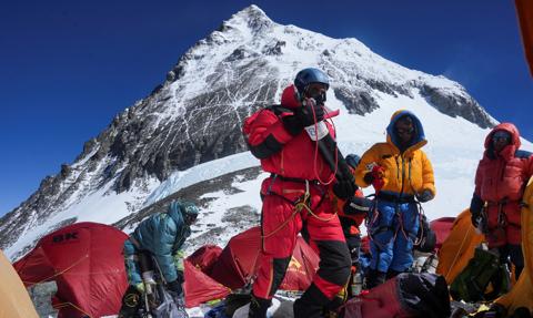 100 tysięcy dolarów za Everest? Nepal kończy z bieda-wspinaczami i stawia na milionerów