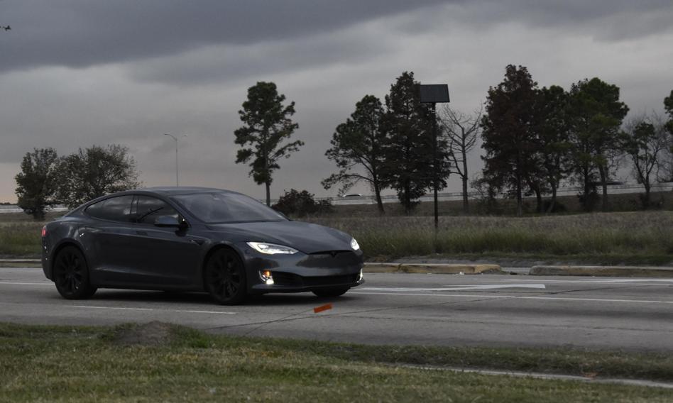 Tesla wycofuje 20 tys. aut — zbyt mocne reflektory w Modelu 3 i Y