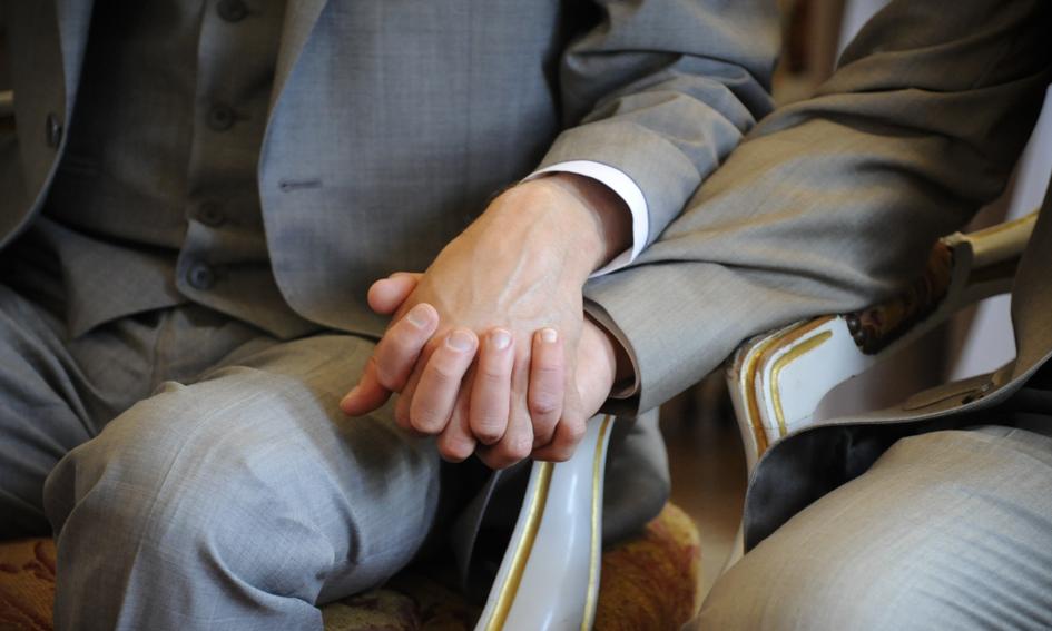 Państwa UE muszą uznawać małżeństwa jednopłciowe zawarte za granicą. Resort komentuje