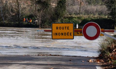 Powodzie paraliżują Francję. Tysiące osób uciekają przed zalaniem