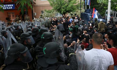 Demonstracje w Kosowie. Starcia żołnierzy NATO i Serbów