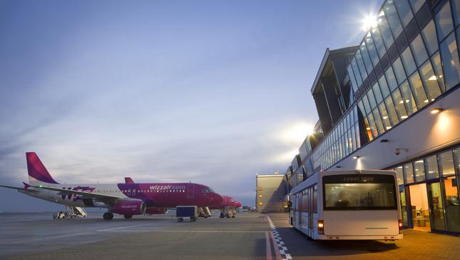 Ewakuacja samolotu linii Wizz Air w Pyrzowicach - zdjęcie ilustracyjne