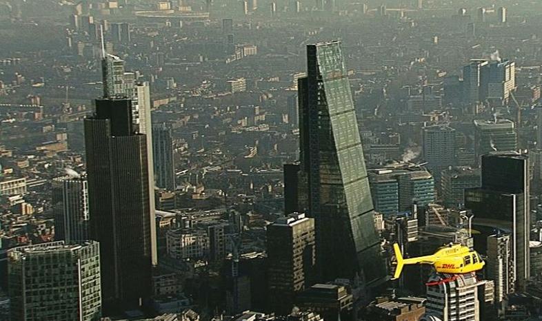 Helikopter ominie korki. Przesyłka kurierska z USA do Europy w 24h