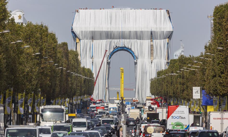 Opakowano paryski Łuk Triumfalny. Koszt? 14 mln euro