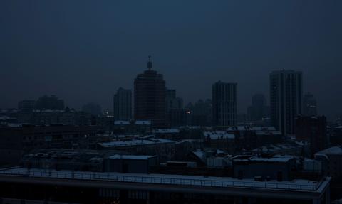 Moskwa zapala świąteczne iluminacje. Miasta Ukrainy toną w ciemnościach