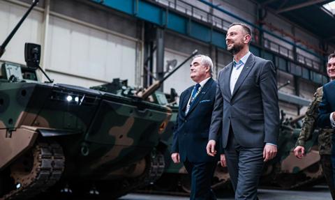 MON stawia na polską zbrojeniówkę. Pierwsze 15 wozów Borsuk odebranych w Stalowej Woli