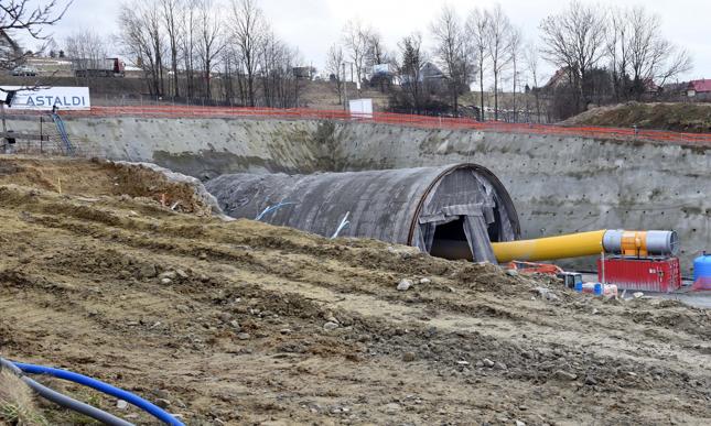 Północny wlot do tunelu nowej zakopianki budowany przez firmę Astaldi (Lubień).